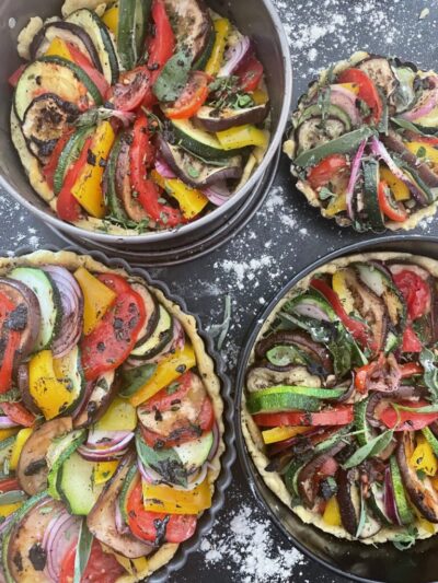 Ratatouille Quiche mit gelegtem bunten Gemüse